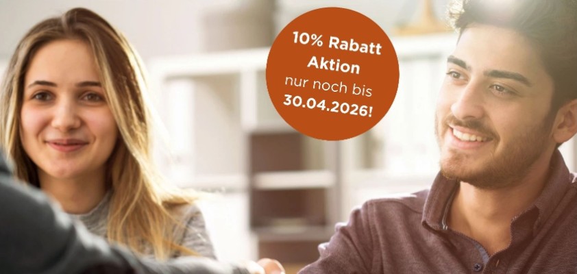 Junges Pärchen sitzt an einem Tisch, Hinweis auf 10% Rabatt Aktion