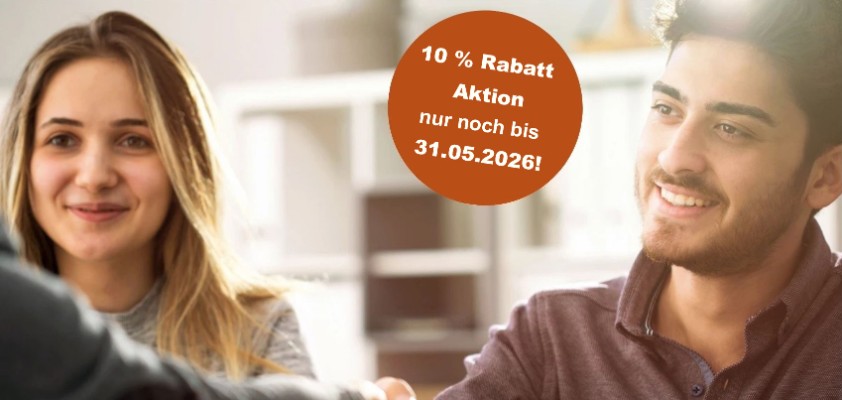 Junges Pärchen sitzt an einem Tisch, Hinweis auf 10% Rabatt Aktion