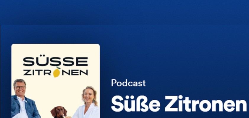 Teaser des Podcasts "Süße Zitronen" mit blauem Hintergrund und Headline rechts
