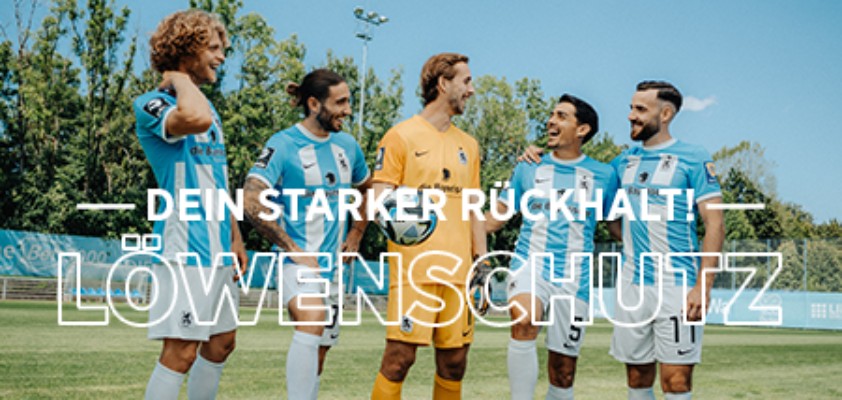 Im Hintergrund fünf Spieler des TSV 1860, im Vordergrund Schriftzug "Dein starker Rückhalt - Löwen-Schutz"