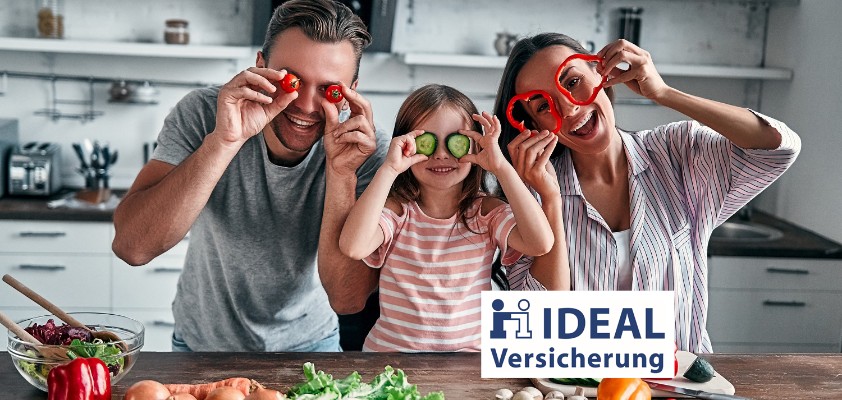 Eine 3-köpfige Familie hat Spaß beim Kochen. Auf der rechten Seite im Bild ist ein Logo des Versicherers Ideal.