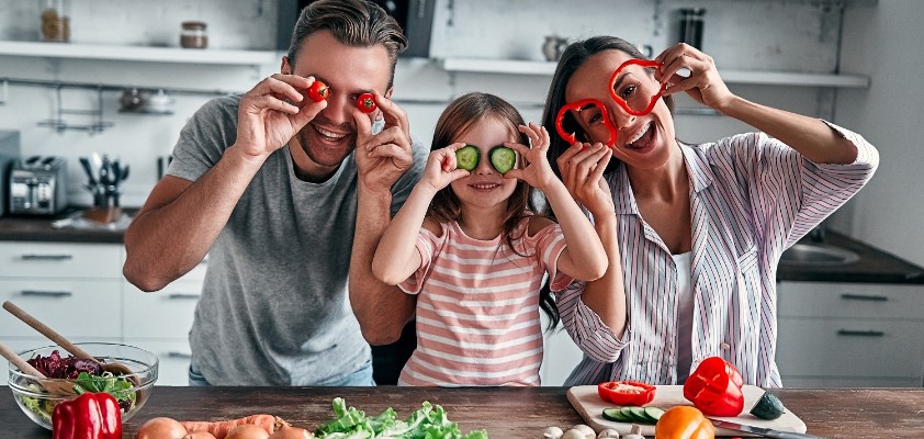 Eine 3-köpfige Familie hat Spaß beim Kochen