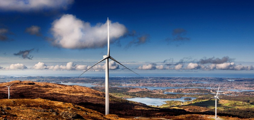 Windpark in norwegischer Fjordlandschaft