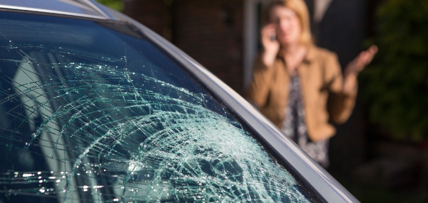 Die Windschutzscheibe eines Autos hat einen großen Sprung.