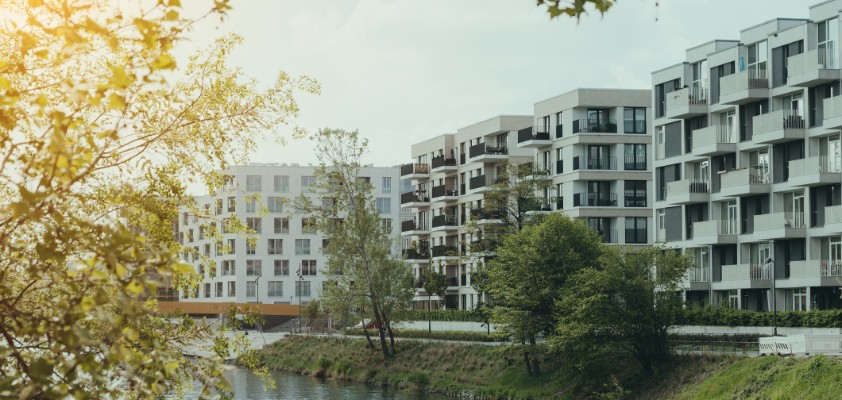 Moderne Häuser in der Nähe von einem Fluss