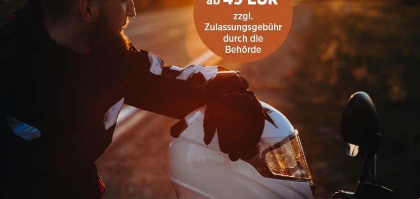 Motorradfahrer macht während einer Fahrt auf der Landstraße bei Sonnenuntergang eine Pause.