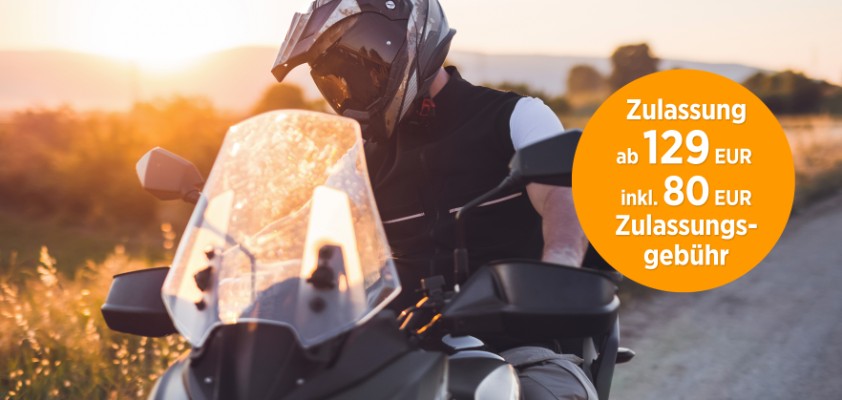 Motorradfahrer macht während einer Fahrt auf der Landstraße bei Sonnenuntergang eine Pause.