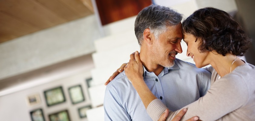 Ein Mann und eine Frau schauen sich vertraut an und berühren sich an Armen und Stirn