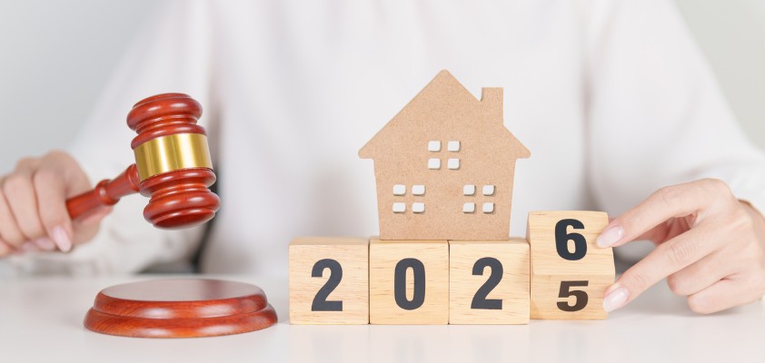 Ein Richterhammer und Bauklötze, die von 2025 auf 2026 umgedreht werden