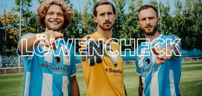 Im Hintergrund: Drei Spieler des TSV 1860 schauen und zeigen in die Kamera, im Vordergrund Schriftzug "Löwencheck"