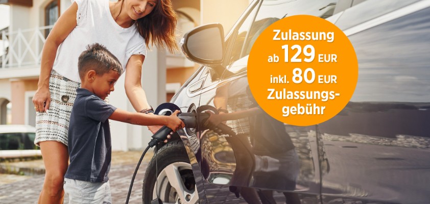 Eine Mutter und ihr kleiner Sohn schließen gemeinsam ihr Auto an die Ladesäule an