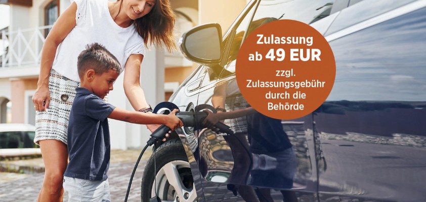Eine Mutter und ihr kleiner Sohn schließen gemeinsam ihr Auto an die Ladesäule an
