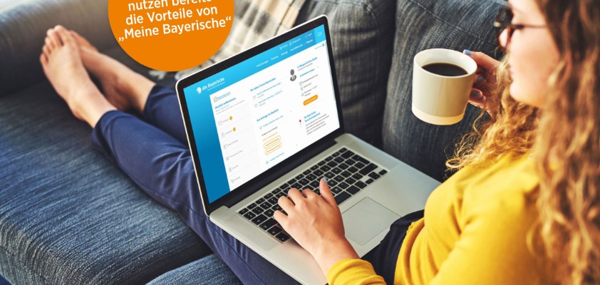 Eine Person sitzt auf einem Sofa, arbeitet am Laptop und hält eine Tasse. Text: "Über 100.000 Kunden nutzen bereits die Vorteile von 'Meine Bayerische'".