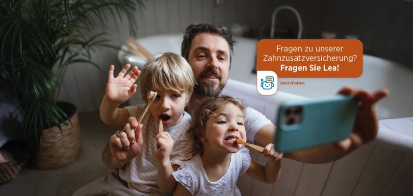 Ein Vater nimmt mit seiner Tochter und seinem Sohn ein Selfie auf, während sie beide am Zähne putzen sind. Im Bild der Schriftzug "Fragen zu unserer Zahnzusatzversicherung? Fragen Sie Lea!"