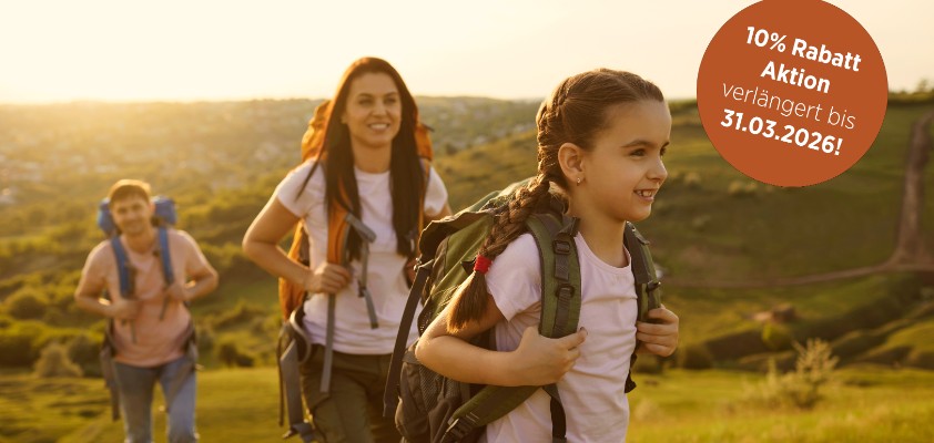 Junges Paar mit Tochter beim Wandern in leicht hügeliger Umgebung, Titelbild mit Hinweis auf 10% Rabatt