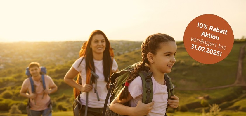Eine junge Familie mit Rucksäcken beim Wandern