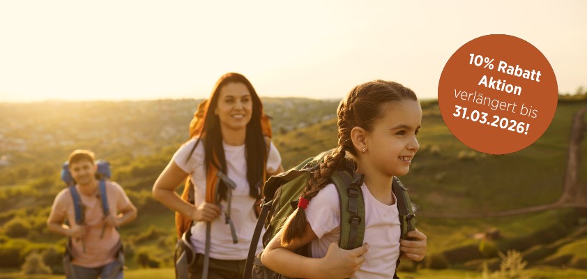Junges Paar mit Tochter beim Wandern in leicht hügeliger Umgebung, Titelbild mit Hinweis auf 10% Rabatt