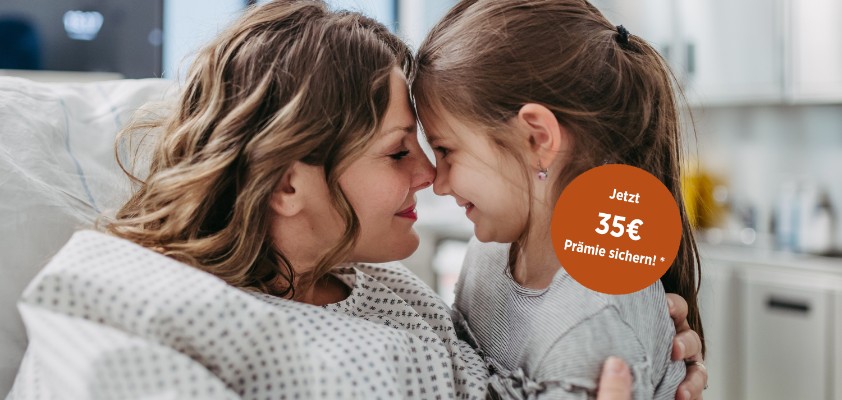 Mutter und Tochter lächeln sich im Krankenhaus an; Hinweis "Jetzt 35€ Prämie sichern!"
