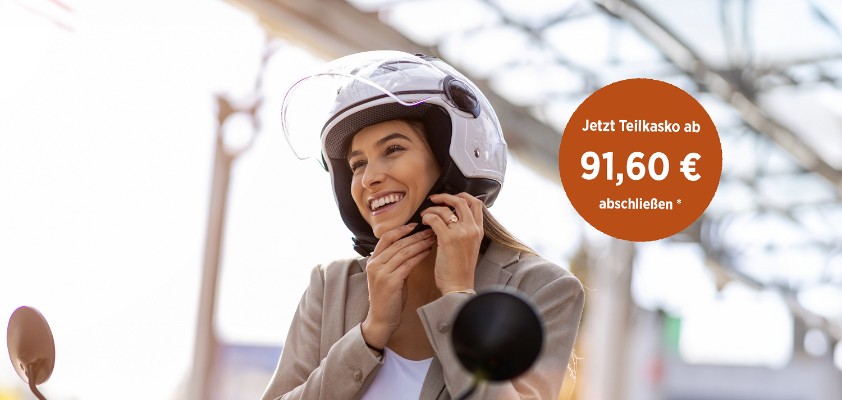 Eine junge Frau auf einem Roller schnallt sich ihren Helm an.