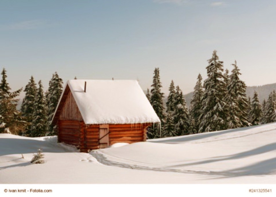 Eine mit mit Schnee bedeckte Holzhütte steht zwischen Tannen in einer Schneelandschaft Eine mit mit Schnee bedeckte Holzhütte steht zwischen Tannen in einer Schneelandschaft