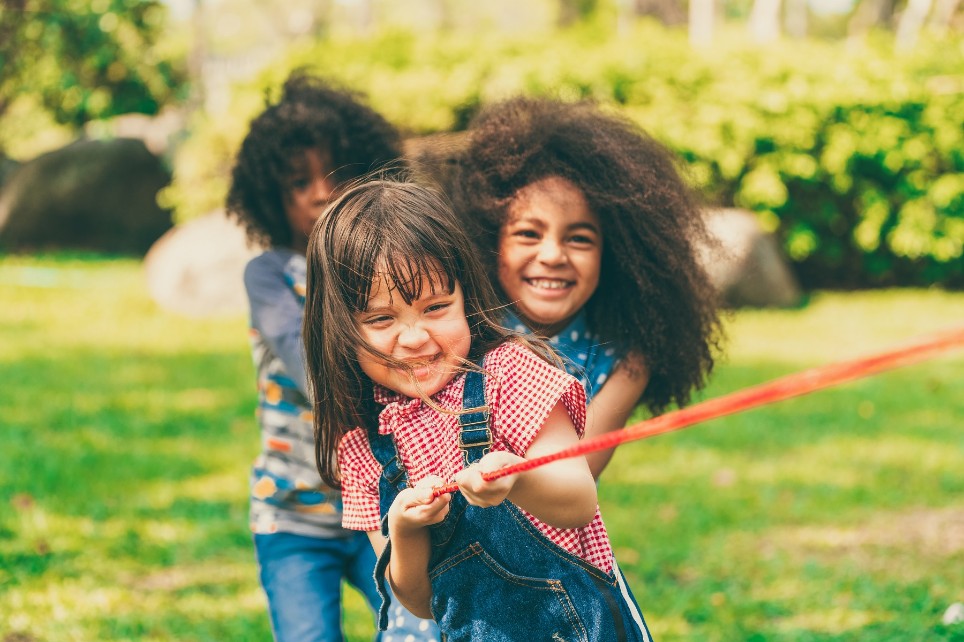 Glückliche Kinder, die Tauziehen spielen und Spaß haben<br/><br/>