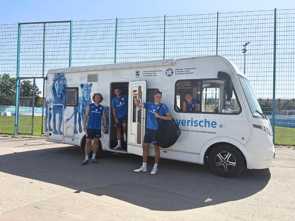 Die 1860-Profis Jesper Verlaat, Kevin Volland, Siemen Voet und Florian Niederlechner (v.l.n.r.) freuen sich am Wohnmobil des Hauptsponsors die Bayerische auf die kommende Regio-Tour.