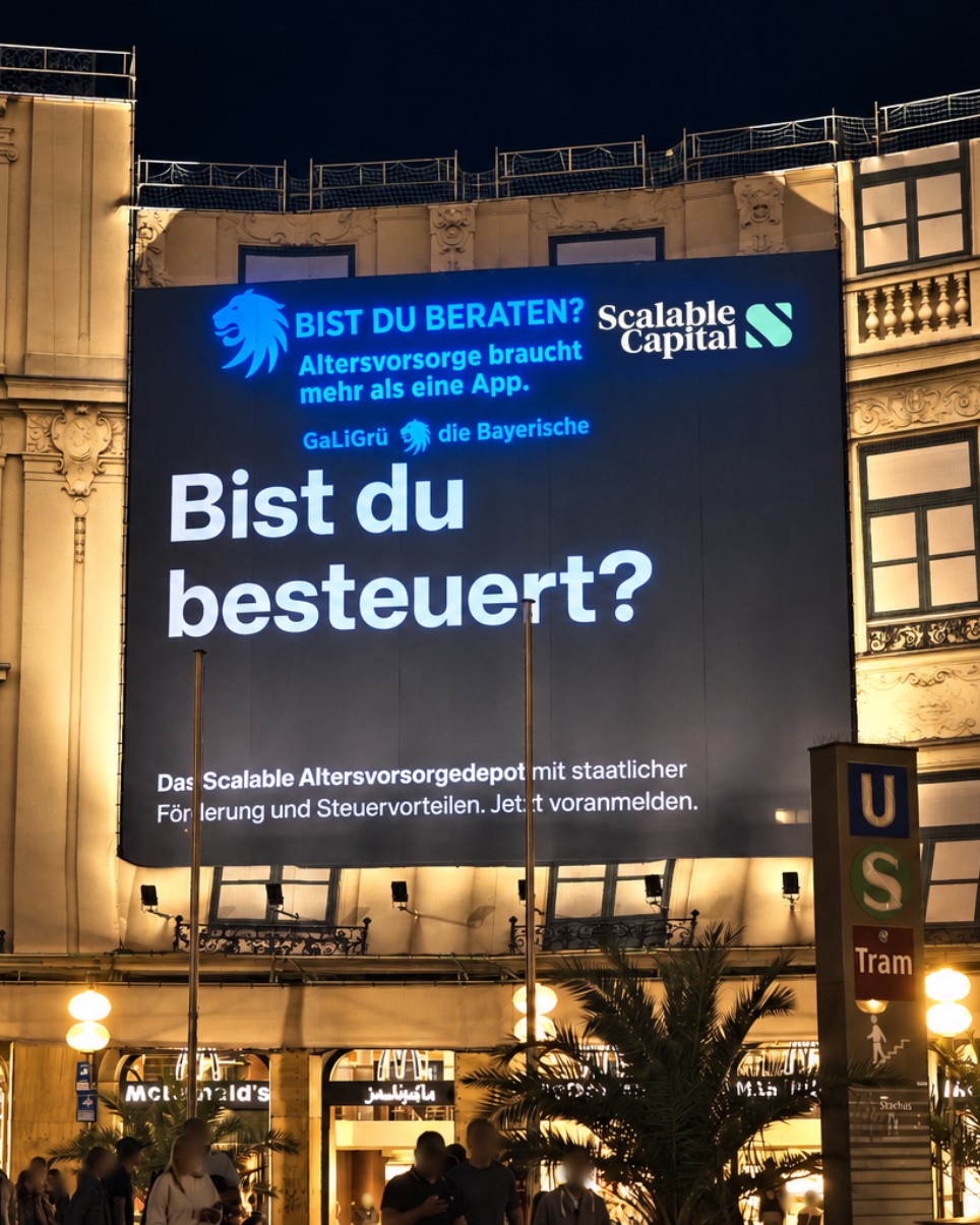 Das Plakat eines Neobrokers am Stachus wurde von der Bayerischen angestrahlt.