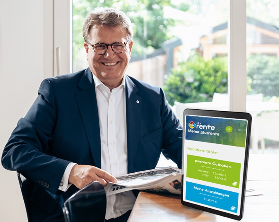 Bild von Martin Gräfer mit MockUp zur plusrente Bild von Martin Gräfer mit MockUp zur plusrente