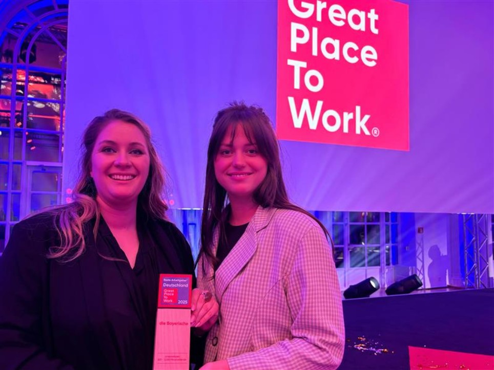 Great Place to Work Felicitas Eckert und Nathalie Schellinger Felicitas Eckert und Nathalie Schellinger mit Award auf der Preisverleihung von Great Place to Work.