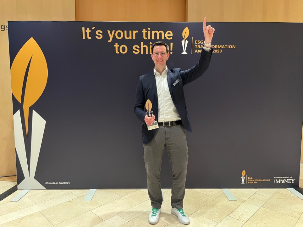 Pressefoto Pangaea Life Geschäftsfuehrer Daniel Regensburger mit ESG Transformation Award 2023 Pressefoto Pangaea Life Geschäftsfuehrer Daniel Regensburger mit ESG Transformation Award 2023