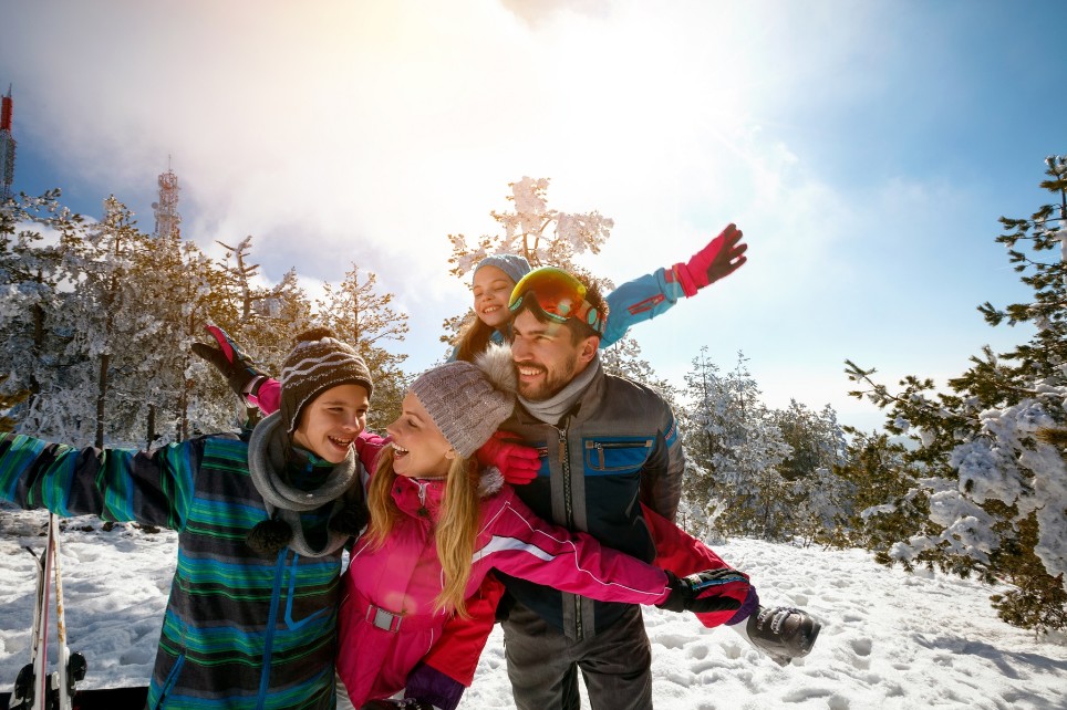 Familie genießt Winterurlaub in den Bergen und macht Selfie Familie genießt Winterurlaub in den Bergen und macht Selfie<br/>