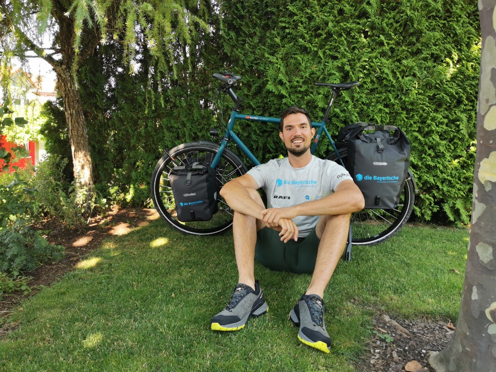 Darius Braun mit seinem Rad im Grünen Darius Braun mit seinem Rad im Grünen