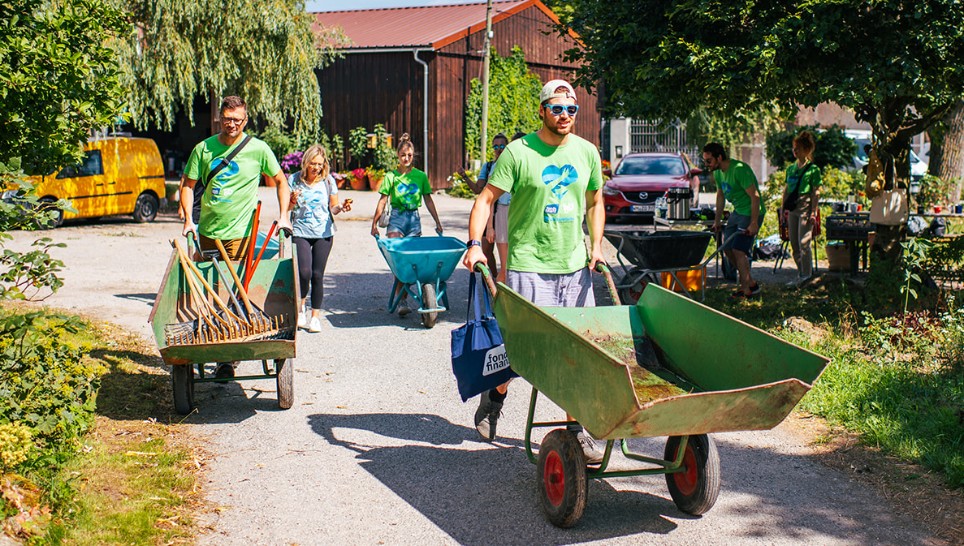 Social Week Gnadenhof Freiwillige Helfer schieben Schubkarren über einen Hof.