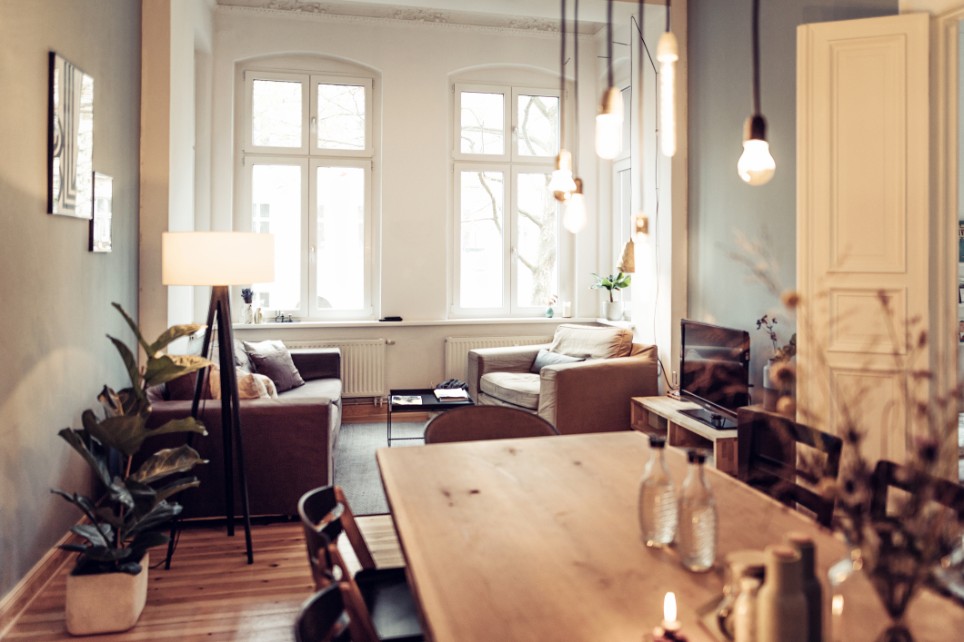 Komplett eingerichtetes Interieur eines gemütlichen Wohnzimmers Komplett eingerichtetes Interieur eines gemütlichen Wohnzimmers