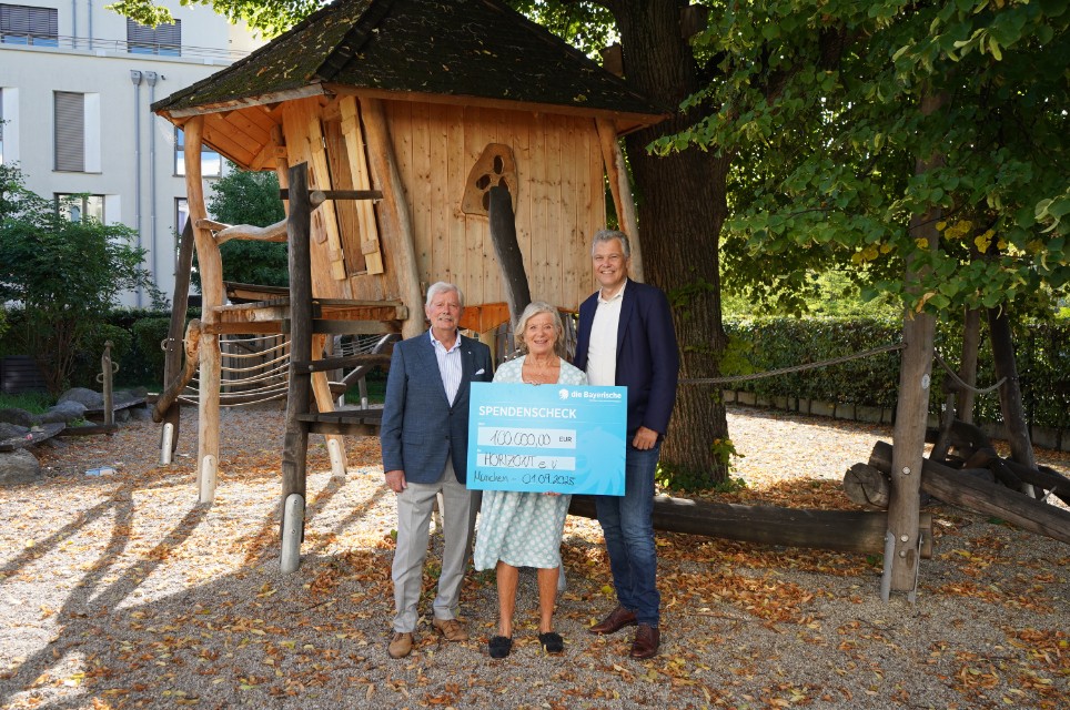 Erwin Flieger, Namensgeber und Stifter der Erwin Flieger Stiftung, Jutta Speidel, Gründerin der Horizont Stiftung und Dr. Herbert Schneidemann, Vorstandsvorsitzender der Versicherungsgruppe die Bayerische <br/>