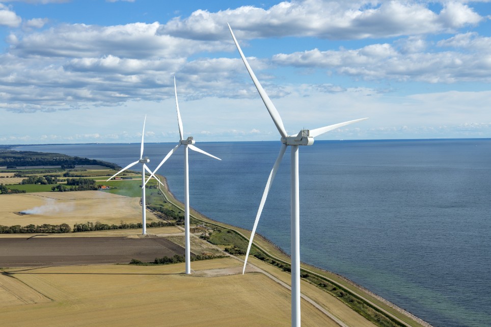 Drei Windkrafträder direkt an der Küste