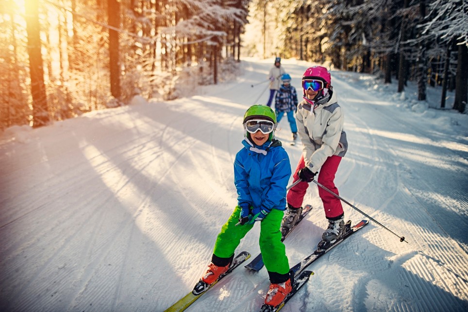 Familie hat Spaß beim Skifahren gemeinsam am Wintertag Familie hat Spaß beim Skifahren gemeinsam am Wintertag<br/><br/>