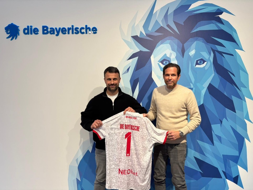 v.l.n.r.: Alexander Rang, Vorstandsmitglied bei Rot-Weiss Essen und Patrick Vehoff, Leiter ExklusivPartner Vertrieb die Bayerische sowie Vorstand der compexx Finanz AG nach Vertragsschluss.<br/><br/><br/>