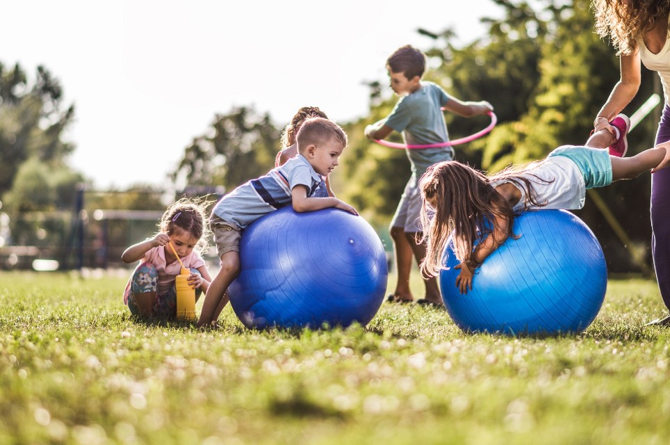 Gruppe von Kindern, die in der Natur spielt