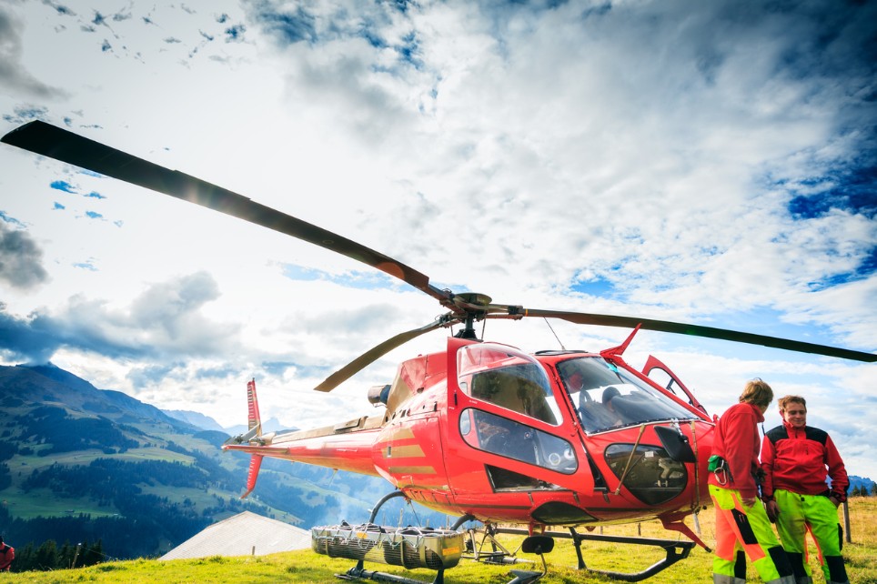 Zwei Sanitäter stehen vor einem Rettungshubschrauber Zwei Sanitäter stehen vor einem Rettungshubschrauber