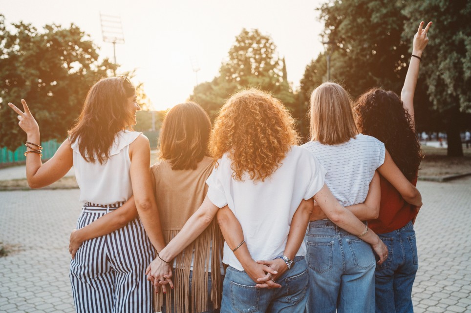 Eine Gruppe von Frauen halten sich hinter ihren Rücken überkreuzt die Hände Eine Gruppe von Frauen halten sich hinter ihren Rücken überkreuzt die Hände