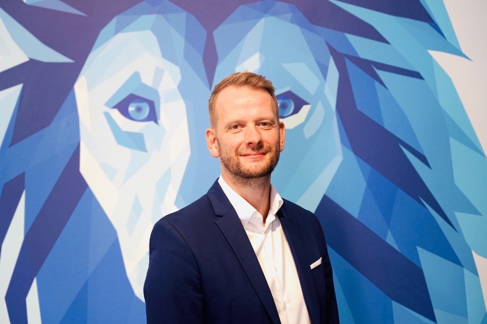 Portrait von Stefan Schlett vor dem die Bayerische Löwen Portrait von Stefan Schlett vor dem die Bayerische Löwen