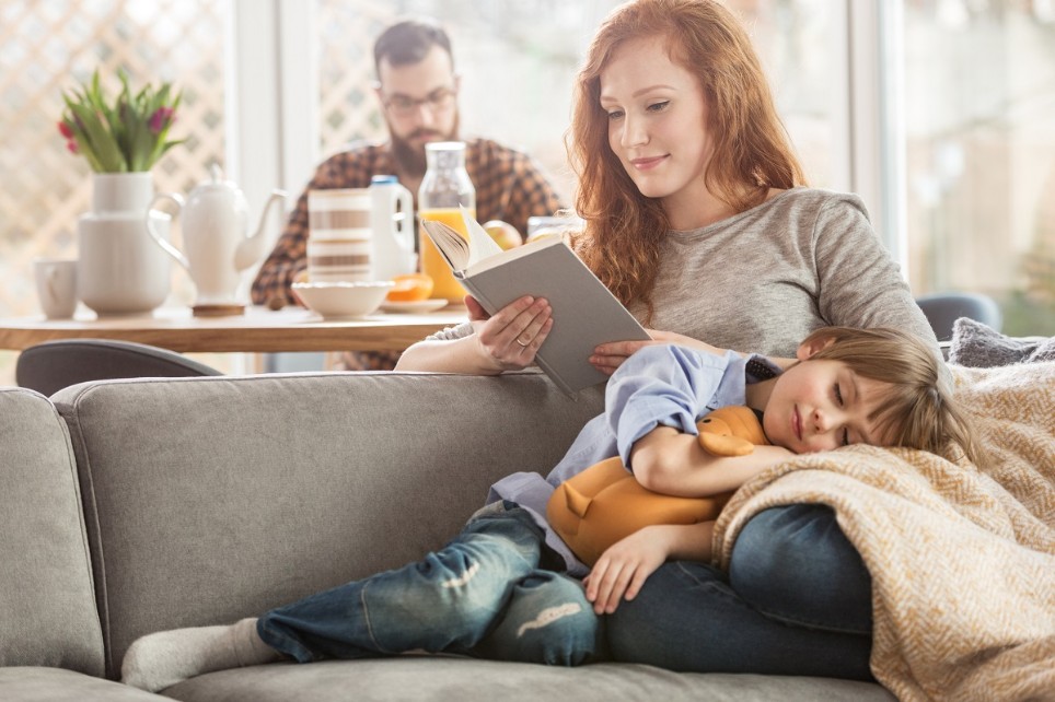 Mutter, Vater und Kind genießen einen ruhigen Morgen zu Hause Mutter, Vater und Kind genießen einen ruhigen Morgen zu Hause