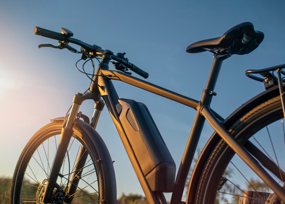 Schwarzes E-Bike im Sonnenlicht