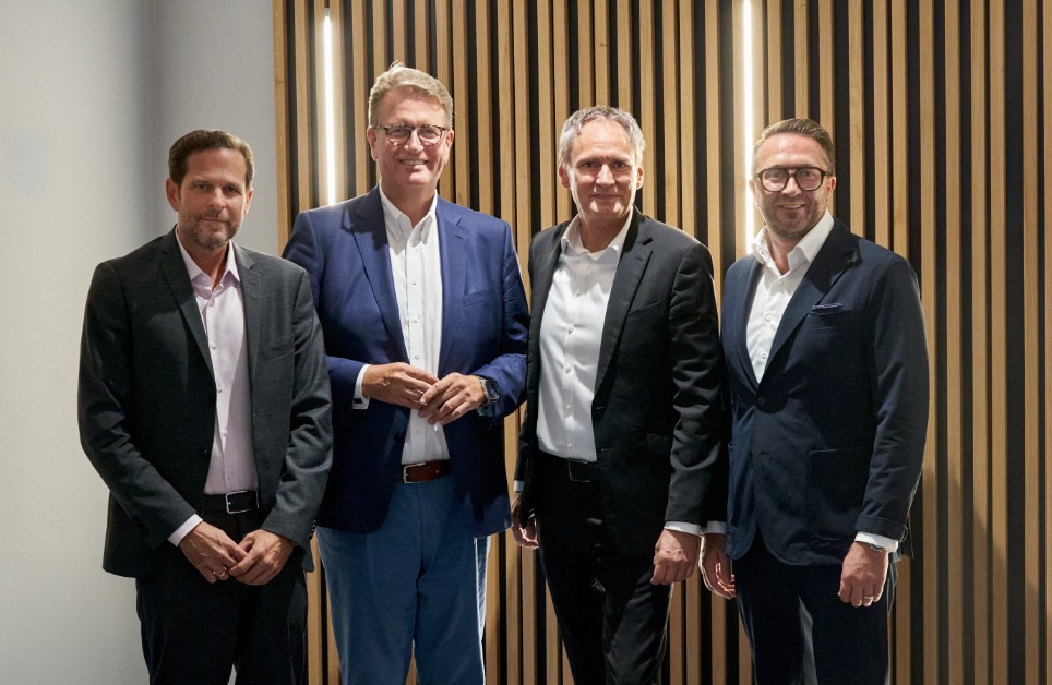 Pressebild Kooperation die Bayerische und BarmeniaGothaer Das Bild zeigt von links nach rechts Patrick Vehoff, Vorstand die Bayerische ProKunde AG & compexx Finanz AG , Martin Gräfer, Vorstandsmitglied der Bayerischen, Frank Lamsfuß, Vorstandsmitglied der BarmeniaGothaer und Markus Brochenberger, Vorstandsvorsitzender der compexx Finanz AG vor einer beleuchteten Wand.