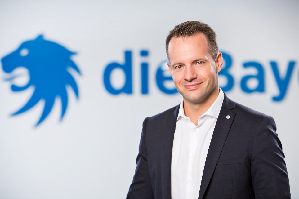 Portrait von Max Buddecke vor die Bayerische Logo Portrait von Max Buddecke vor die Bayerische Logo