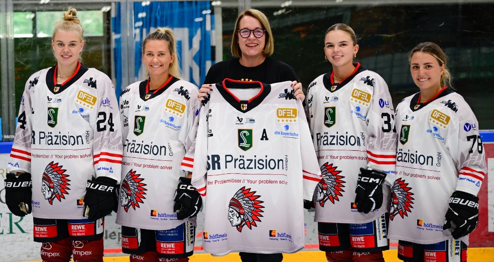 Ute Thoma, Leiterin Geschäftsfeld Unternehmensvorsorgewelt, mittig, mit einem Teil der Eishockey-Frauenmannschaft des ECDC Memmingen. Ute Thoma betreut unter anderem das Sponsoring. Ute Thoma, Leiterin Geschäftsfeld Unternehmensvorsorgewelt, mittig, mit einem Teil der Eishockey-Frauenmannschaft des ECDC Memmingen. Ute Thoma betreut unter anderem das Sponsoring.