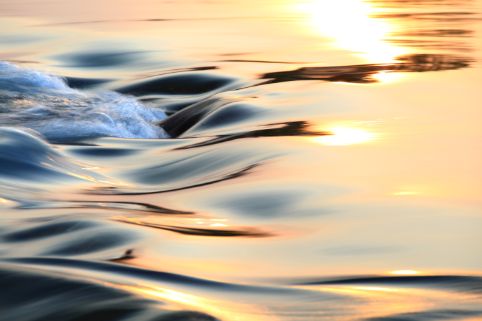 Wasser mit leichtem Wellengang im Sonnenuntergang