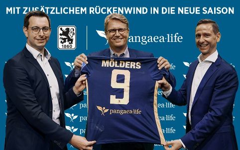 Daniel Regensburger, Martin Gräfer und Marc-Nicolai Pfeifer mit dem neuen Auswärts-Trikot des TSV 1860 München