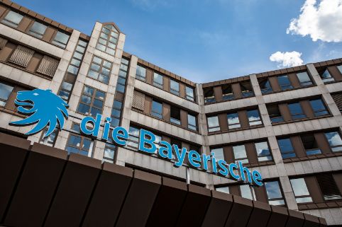 Haupteingang der Hauptverwaltung der Bayerischen in Neuperlach